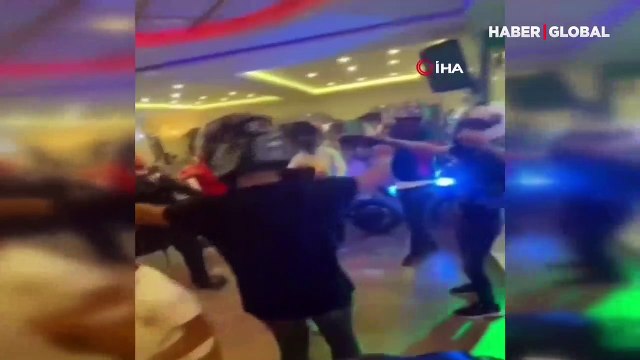 Bir anda düğün salonuna motosikletleriyle girdiler