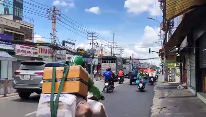 Cư dân TP.HCM hối hả ùa ra đường chở đồ dự trữ về nhà