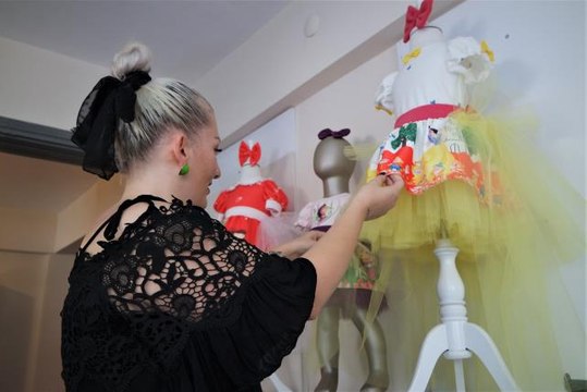 Son dakika haber: Annesinin makinesiyle öğrendiği dikiş sayesinde çocukların özel günlerini renklendiriyor