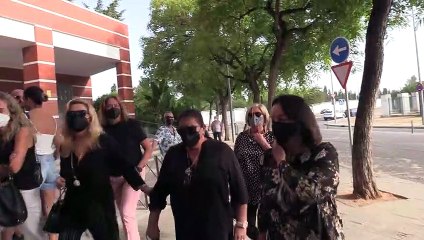 María del Monte, desolada, da el último adiós a su madre