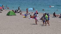 Turizm kenti Antalya'da sahiller doldu taştı