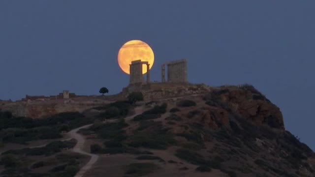 La luna esturión de agosto baila sobre la Acrópolis de Atenas en una noche mágica