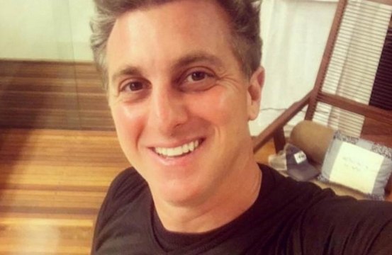 Luciano Huck se emociona nos bastidores do último 'Caldeirão'