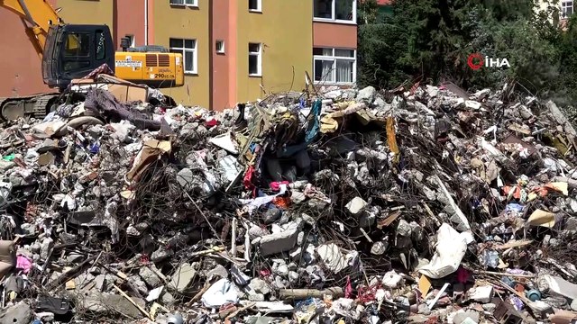 Felaketin boyutunu gözler önüne seren binaların son hali görüntülendi