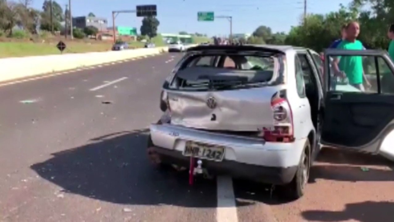 Veículos ficam completamente destruídos após acidente na BR-467