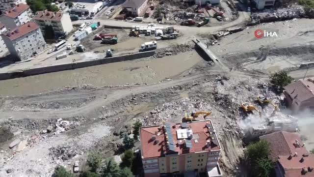 Felaketin boyutunu gözler önüne seren binaların son hali görüntülendi