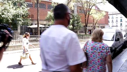 Paloma Rocasolano, madre de Telma Ortiz, va a comer tras conocer a su nueva nieta