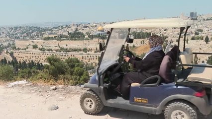 Filistinli Nefise Huveys, hasret kaldığı Mescid-i Aksa yolcularını "tuk tuk" aracıyla taşıyor (2)