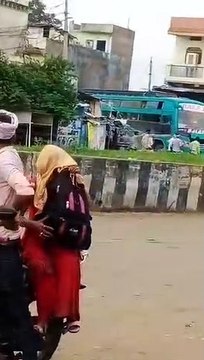 शराब पीने पर युवक को बस से उतारा तो बस में की तोड़फोड़