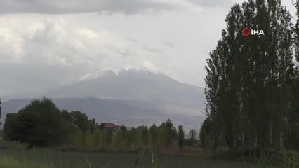 Ağrı Dağı'na mevsimin ilk karı yağdı