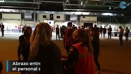Abrazo entre un pasajero de un avión español y el personal de las Fuerzas Armadas que los recibe