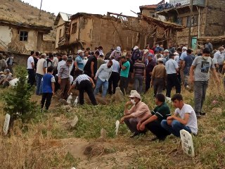 Öldürülen anne ve 2 yaşındaki çocuğu yan yana baba başka mezarlığa defnedildi