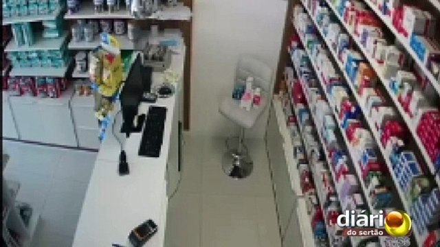 Câmeras flagram momento em que bandido faz arrastão em farmácia na região de Sousa