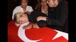 إنهيار زوجة الممثل التركي طارق أنلو أوغلو بطل وادي الذئاب في جنازته