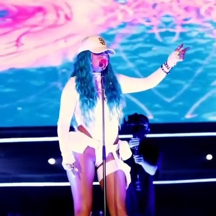 Karol G rompió en llanto mientras interpretaba una canción que escribió para Anuel AA