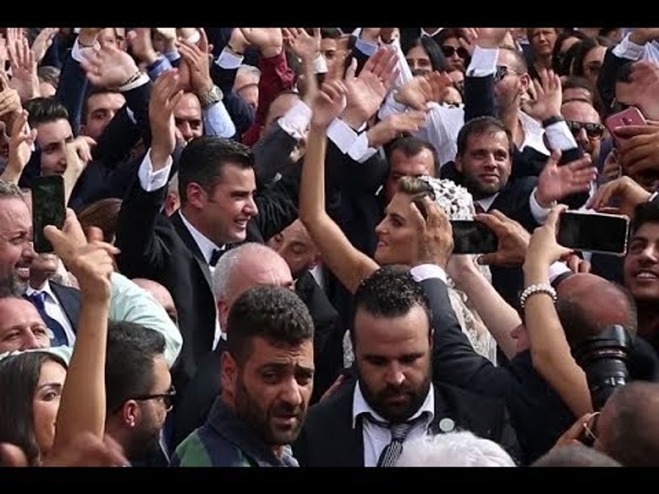 فضة وكريستال على فستان زفاف زوجة النائب طوني فر...