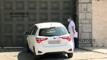 Un coche con dos sanitarios llega a la casa de Isabel Preysler y Mario Vargas Llosa