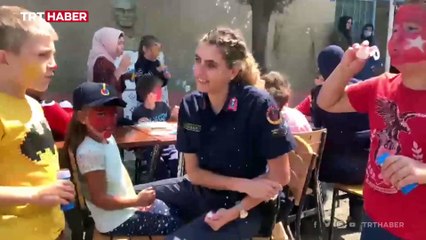 Jandarma, afetzede çocukların yüzünü güldürdü