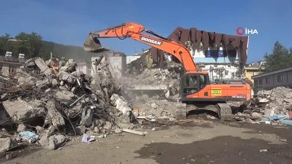 Selde büyük hasar gören Merkez Ortaokulunun yıkımına başlandı