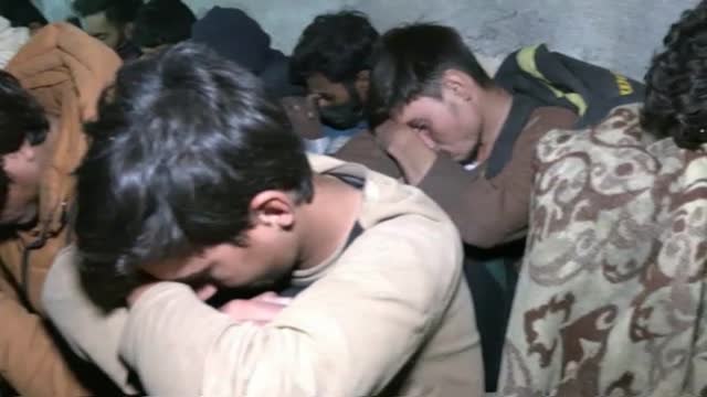 La policía turca detiene a un grupo de migrantes afganos refugiados en un cuartel abandonado