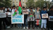 Cientos de afganos reclaman en París evacuaciones y un corredor humanitario