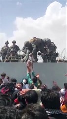 فيديو: صبي أفغاني بيد الجنود الأمريكيين في مطار كابول.. ما قصته؟