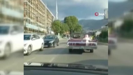 Damat çıldırdı! Bahşişte ısrar eden çocukların üzerine üstü açık arabadan uçtu