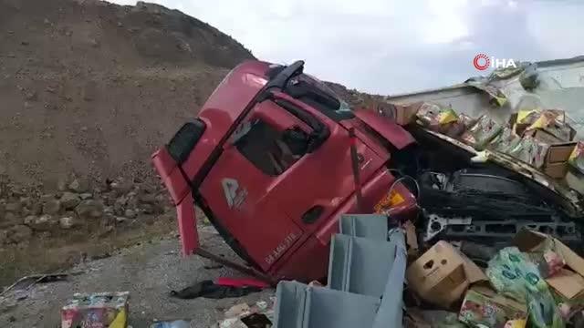 Son dakika haber... Ağrı'da iki tırın çarpıştığı kaza can aldı: 1 ölü