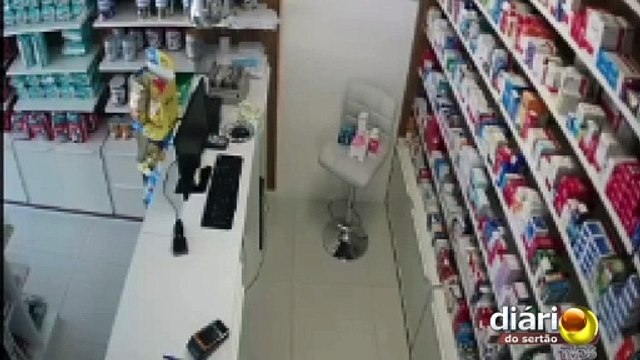 Câmeras flagram momento em que bandido faz arrastão em farmácia na região de Sousa