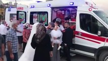 Elazığ'da düğüne giderken teyzesinin kaza yaptığını gören gelin, ambulansa koştu