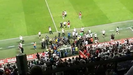 Nice-OM : les joueurs rentrent au vestiaire après l'envahissement de la pelouse