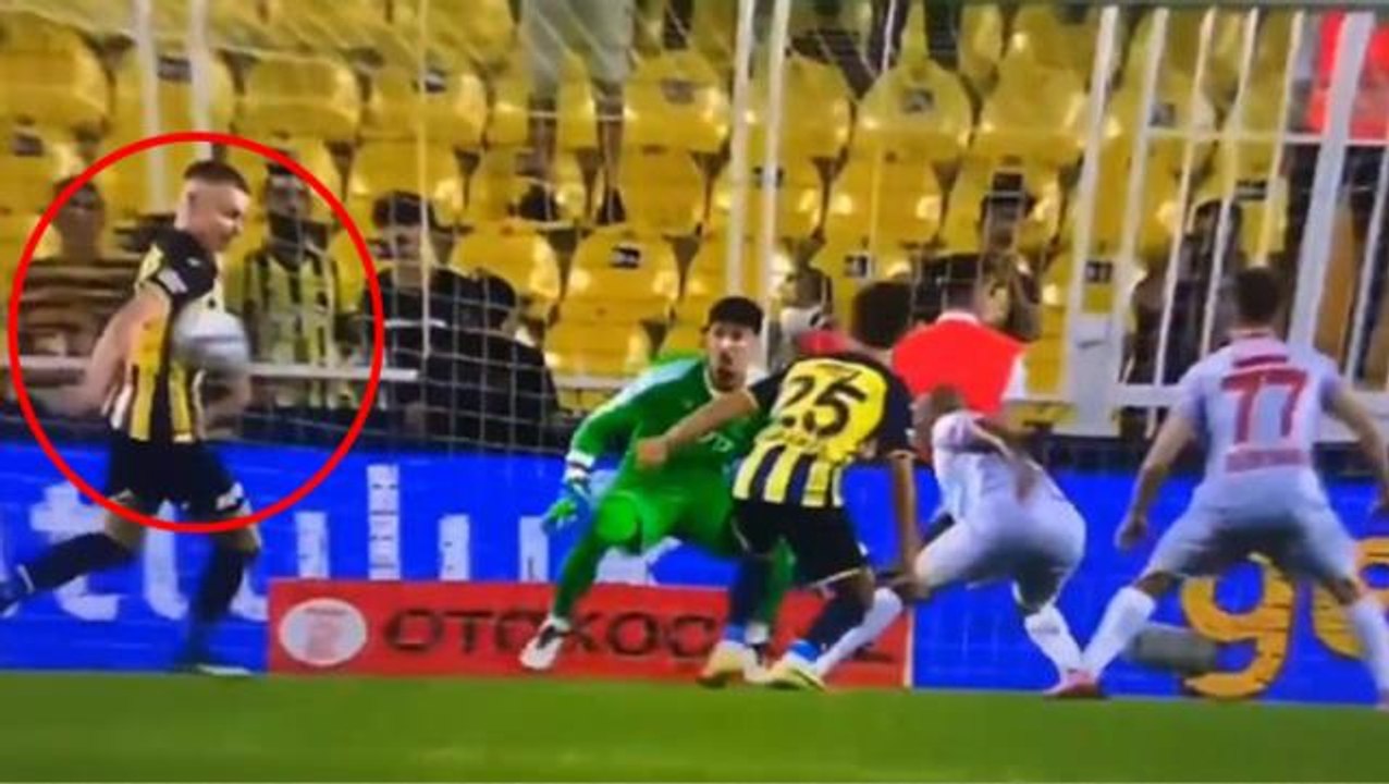 Fenerbahçe-Antalyaspor maçına tartışmalı penaltı pozisyonu damga vurdu! Galatasaray ve Beşiktaşlılar çıldırdı