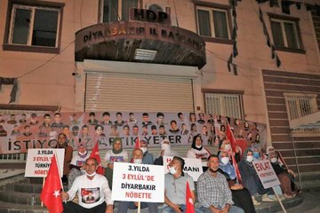 HDP önündeki aileler, 3'üncü yılda gece de nöbette olacak - AİLELER GECE NÖBETİNE BAŞLADI