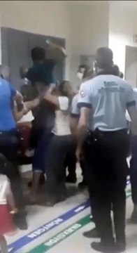 'Çocuğun kolunu acıttı' diyerek hemşireleri darbettiler