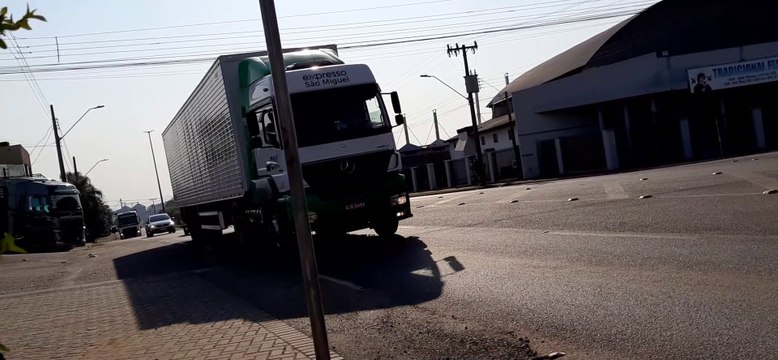 MERCEDES BENZ AXOR 2041 4X2 BRANCO 19 548 CARRETA LINSHALM BAÚ 5 EIXOS 21 747 EXPRESSO SÃO MIGUEL