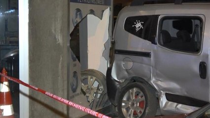 Otomobil ile çarpışan hafif ticari araç, kaldırımda oturan kişiye çarptı, 1 ölü