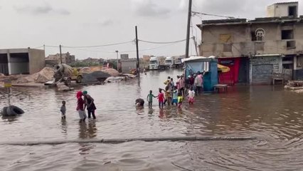 Son dakika haberleri... Senegal İçişleri Bakanı Diome'dan sel felaketinin yaşandığı banliyölere ziyaret
