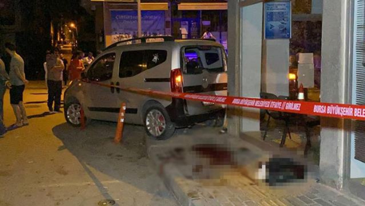 Dükkanının önünde otururken kazada savrulan ticari aracın altında kaldı! Yaşlı adam feci şekilde can verdi