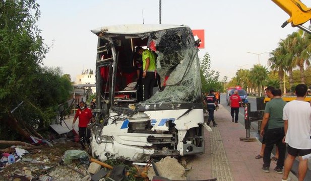 Mersin’de otobüs şarampole yuvarlandı: 33 yaralı