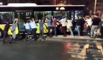 Üsküdar'da refüjde asılı kalan İETT otobüsünü vatandaşlar kurtarmaya çalıştı
