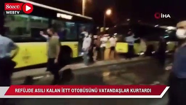 Üsküdar’da refüjde asılı kalan İETT otobüsünü vatandaşlar kurtarmaya çalıştı