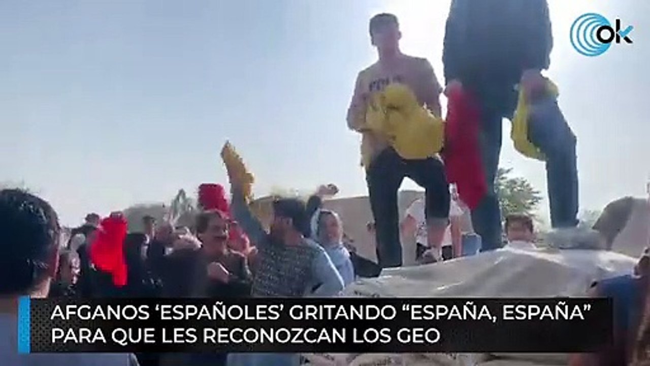 Afganos ‘españoles’ gritando “España, España”  para que les reconozcan los GEO