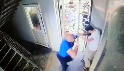 Çeçen asıllı olduğu iddia edilen grubun güvenlik görevlilerine saldırdığı anların görüntüsü ortaya çıktı