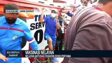 Ciamik! Polisi Vaksinasi Nelayan di Tengah Laut