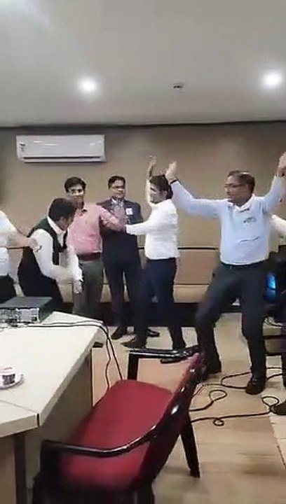 स्वायत्त शासन भवन का मीटिंग हॉल बना डांस फ्लोर! कार्मिकों ने जमकर किया डांस, वीडियो वायरल होने के बाद हड़कंप
