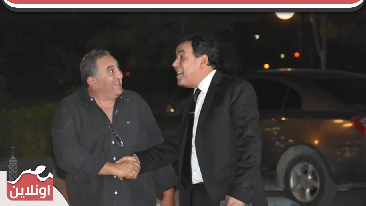 لحظة وصول خيري رمضان عزاء والدة زوجة محمد رمضان  بمسجد الشرطه
