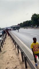 Scène incroyable sur le péage : Des conducteurs cassent les gardes-fou pour rebrousser chemin