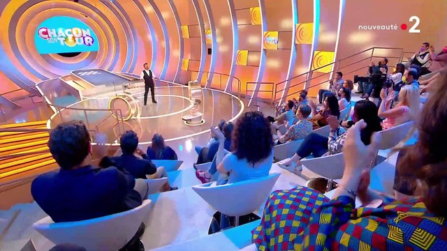 La première minute de Chacun son tour , le nouveau jeu présenté par Bruno Guillon sur France 2, qui remplace Les Z'amours - VIDEO