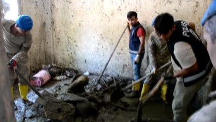 Son dakika haberi! KASTAMONU - Sel yaşanan Kastamonu'da vatandaşlar, evlerini temizleyen askerlere minnettar