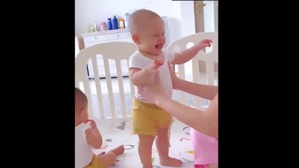 Leon 9 tháng đã chập chững tập đứng vừa đứng vừa phun nước mưa